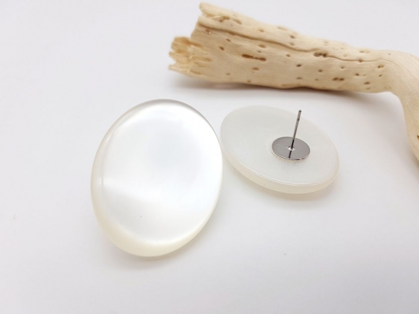 Große, ovale, weiße Ohrstecker schimmernd